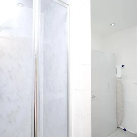 Cozy Place In Salford, Sleeps 8, 4 Bedroom, 5 Beds * Manchester