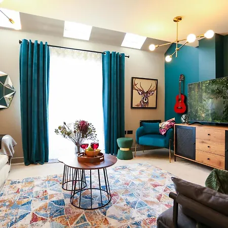 Luxury Three Story Townhouse Free Parking On Drive Holiday home *