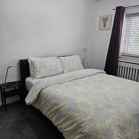 Entire Rental, Easy Reach To Etihad Stadium Manchester