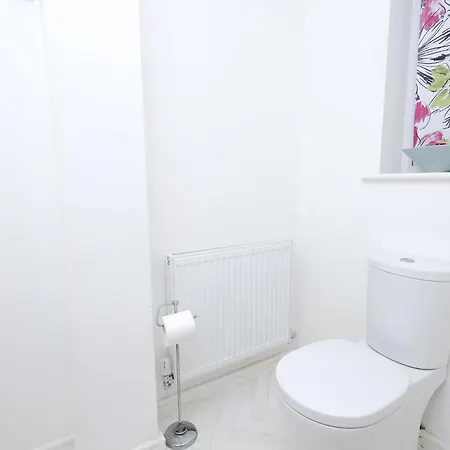 Cozy Place In Salford, Sleeps 8, 4 Bedroom, 5 Beds Mánchester