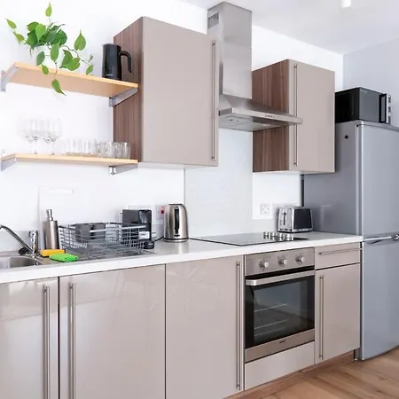 Modern Bright In Salford With Private Parking Apartmán