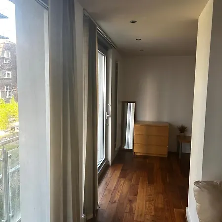 1 Bed Flat - Sleeps 2 - Garden - Parking * Manchester
