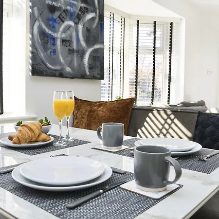 Holiday home Spacious 2-bed Near Centre, Fast Wifi Manchester