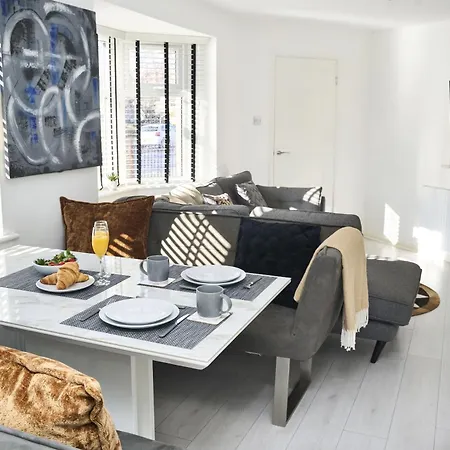 Holiday home Spacious 2-bed Near Centre, Fast Wifi