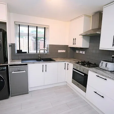 Spacious 2-bed Near Centre, Fast Wifi * Manchester