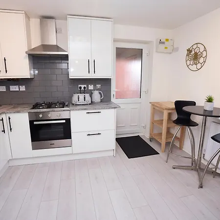 Spacious 2-bed Near Centre, Fast Wifi Holiday home *