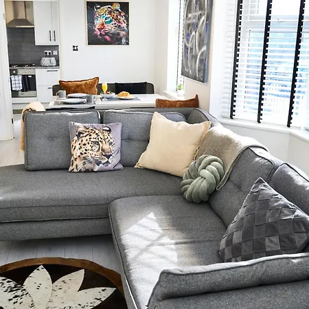 Spacious 2-bed Near Centre, Fast Wifi