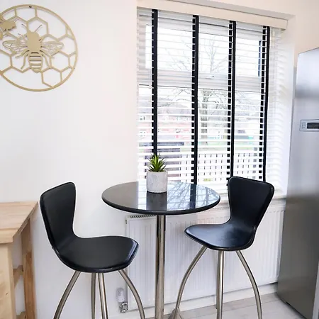 Holiday home Spacious 2-bed Near Centre, Fast Wifi