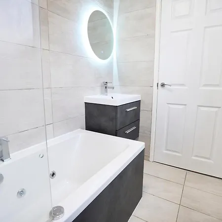 Spacious 2-bed Near Centre, Fast Wifi