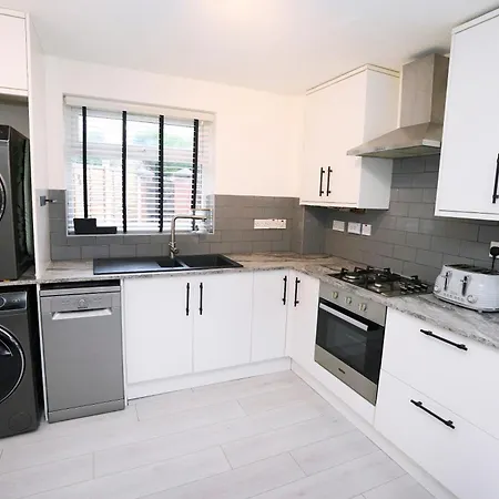 Holiday home Spacious 2-bed Near Centre, Fast Wifi