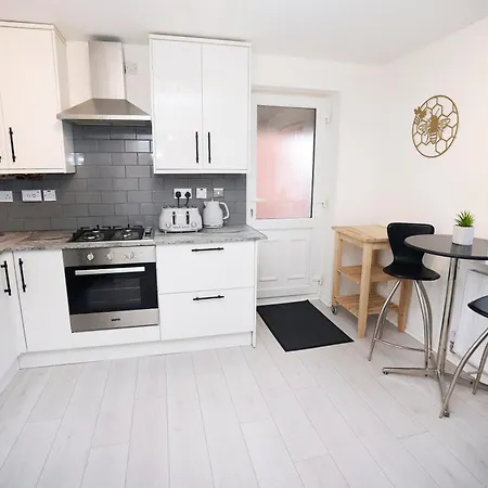 Spacious 2-bed Near Centre, Fast Wifi Holiday home Manchester