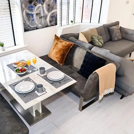 Holiday home Spacious 2-bed Near Centre, Fast Wifi *