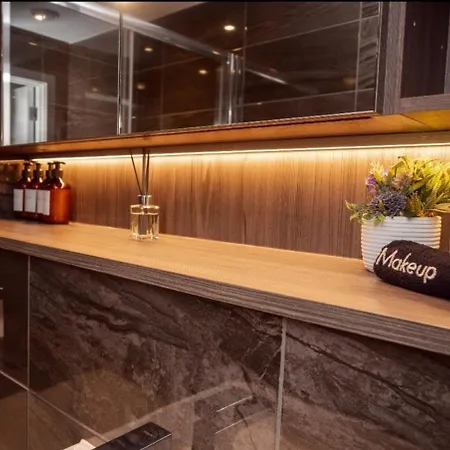 Luxurious Flat In Apartment *