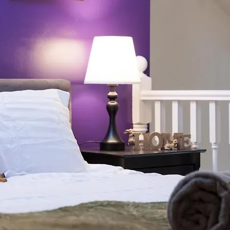 The Loft In A 6 Bedroom Victorian Shared House, Sleeps 4, Super King, Two Single Bed Apartment *