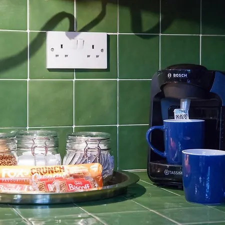 The Loft In A 6 Bedroom Victorian Shared House, Sleeps 4, Super King, Two Single Bed アパート