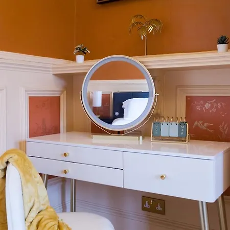 Апартаменты The Gold In A 6 Bedroom Victorian Shared House, Sleeps 4, Super King Bed, Double Bed Манчестер