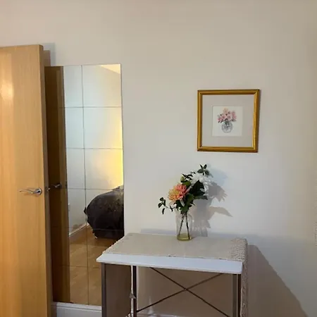 Cosy, 2 Bed Flat Parking Apartment