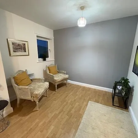 Cosy, 2 Bed Flat Parking Apartment *