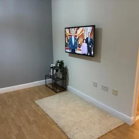 Cosy, 2 Bed Flat Parking Apartment