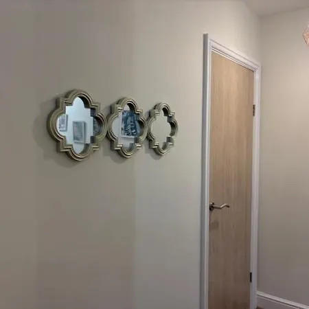 Cosy, 2 Bed Flat Parking Apartment