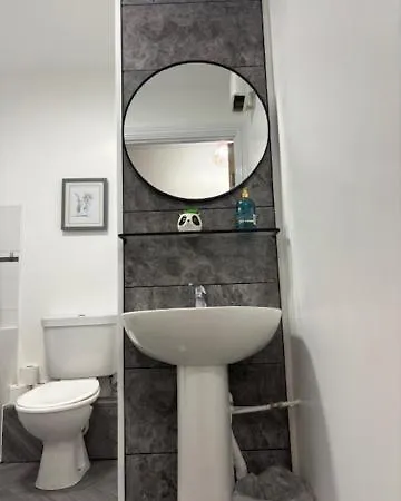 Cosy, 2 Bed Flat Parking Apartment *