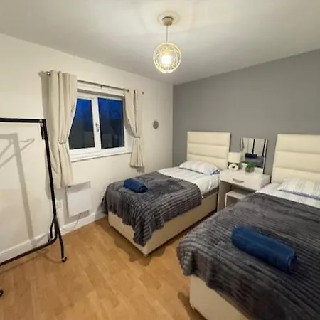 Cosy, 2 Bed Flat Parking *