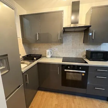 Cosy, 2 Bed Flat Parking Apartment