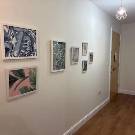 Cosy, 2 Bed Flat Parking Apartment *