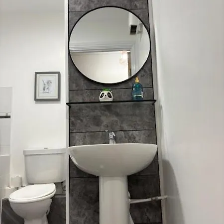 Cosy, 2 Bed Flat Parking * Manchester