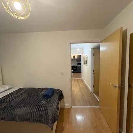 Cosy, 2 Bed Flat Parking * Manchester