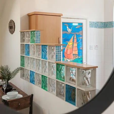 The Emerald In A 6 Bedroom Shared Victorian House Apartamento