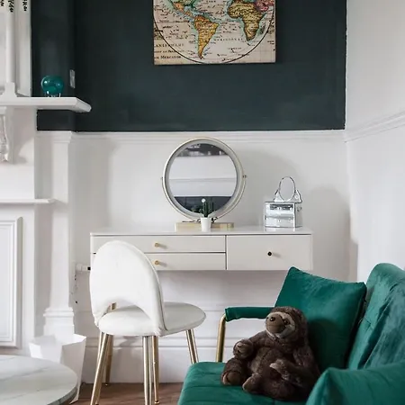 The Turquoise Double In A 6 Bedroom Victorian House Apartment