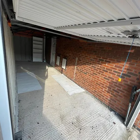 House Near Centre & Etihad, Free Parking & Garden Apartment
