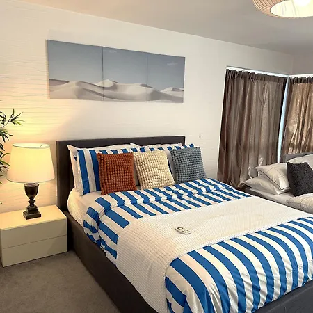 Luxury - Pick A - Free Parking & Kitchen Access, Near Etihad Stadium, The Coop Live & Piccadilly Station, Homestay