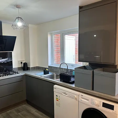 Pool&tennis Table - Up To 40 Percent Off Old Trafford 3 Bed * מנצ'סטר