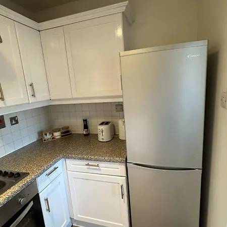 Stylish 3 Bed Flat Near Centre With Parking *