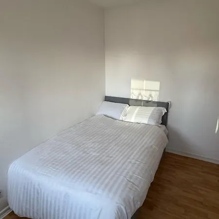 Stylish 3 Bed Flat Near Centre With Parking アパート