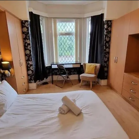 Near Mancity-center Sleeps11-4bigbedrooms,2xxl Lounges-2toillets-1xl Kitchen For Big Groups 度假居 曼彻斯特