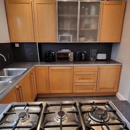 Near Centre Sleeps 11, 4-spacious Bed Rooms,2-lounges 2-toilets 1-kitchen Ideal Familys&groups * Manchester