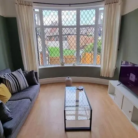 度假居 Near Mancity-center Sleeps11-4bigbedrooms,2xxl Lounges-2toillets-1xl Kitchen For Big Groups