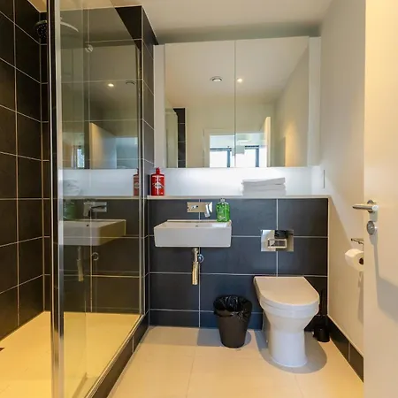 Park View 3 Bed Ensuite Only 5 Min Walk To Arndale Apartment *