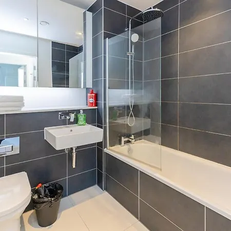Park View 3 Bed Ensuite Only 5 Min Walk To Arndale Apartment *