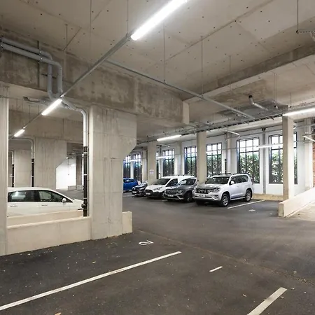 Park View 3 Bed Ensuite Only 5 Min Walk To Arndale Apartment *