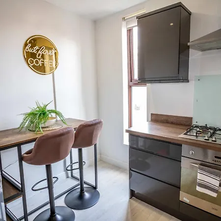 2 Bed Didsbury Flat Sleeps 6 Free Parking