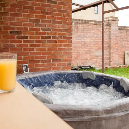 Luxe Stays-sleeps 9-hot Tub-pool Nyaraló *