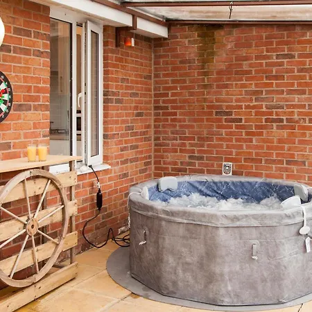 Nyaraló Luxe Stays-sleeps 9-hot Tub-pool Manchester