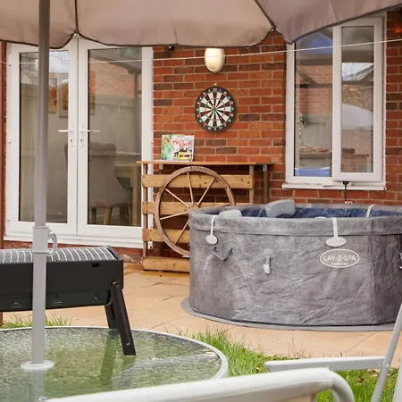 Luxe Stays-sleeps 9-hot Tub-pool Nyaraló