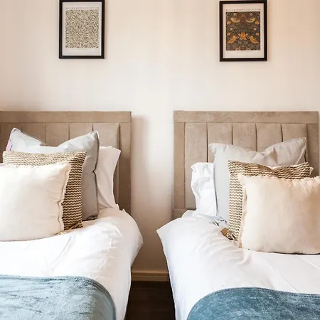 Luxe Stays-sleeps 9-hot Tub-pool Nyaraló *