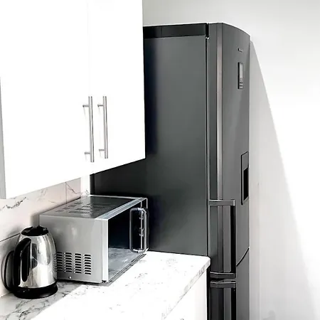 Luxury Spacious 4 Bedroom House - Free Parking - 5 Mins From Centre