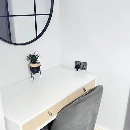 Luxury Spacious 4 Bedroom House - Free Parking - 5 Mins From Centre *